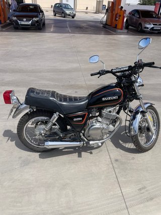 Suzuki GN 250 Negra