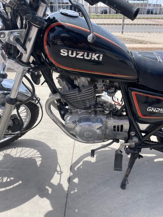 Suzuki GN 250 Negra