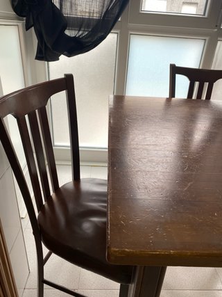 Mesa de madera marrón