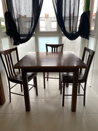 Mesa de madera marrón