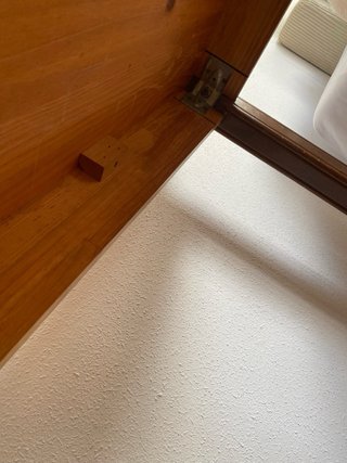 Mesa de madera marrón