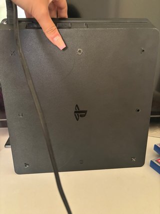 PS4 Slim Sony + 2 juegos