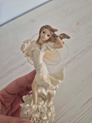 Figura de Hada con Vestido Brillante