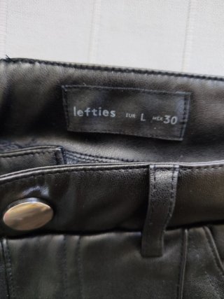 Pantalón de cuero negro