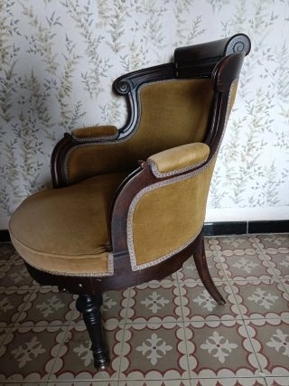 Sillón antiguo de terciopelo y madera