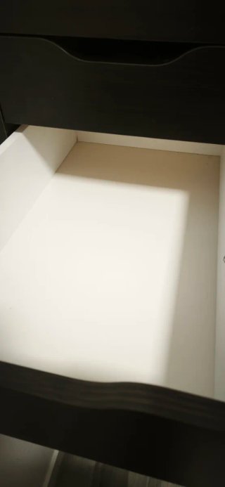 Mueble de escritorio negro y madera