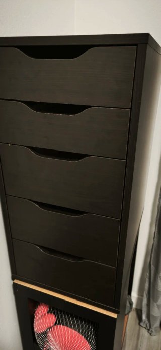 Mueble de escritorio negro y madera