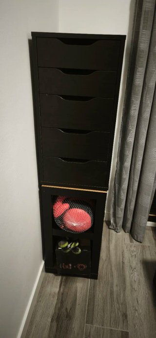 Mueble de escritorio negro y madera