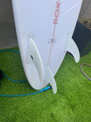 Tabla de surf Roxy 6'2 con leash, quillas y funda