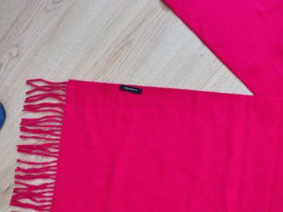 Bufanda roja de adulto, Pedro del Hierro