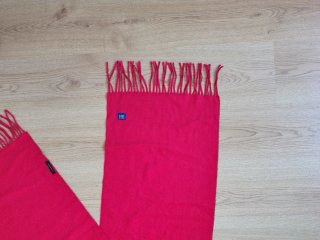 Bufanda roja de adulto, Pedro del Hierro