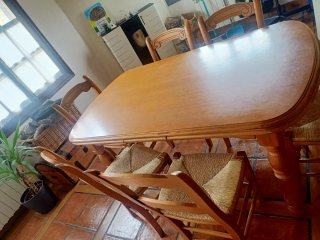 Mesa de comedor y 6 sillas de madera