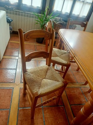 Mesa de comedor y 6 sillas de madera