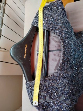 Vestido de fiesta gris con pedrería