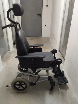 Silla de ruedas para personas con poca movilidad.