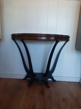 Consola de madera estilo curvo