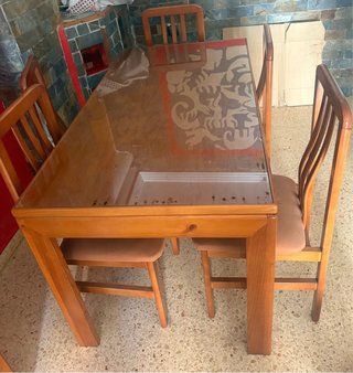 Mesa de comedor de madera con tapa de cristal