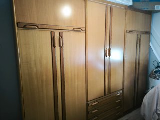 Armario de madera marrón con dos camas