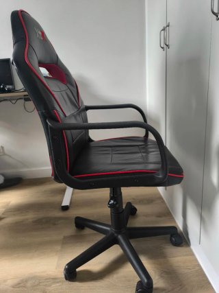 Silla de escritorio ergonómica negra y roja