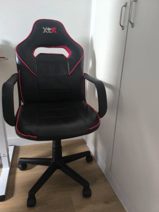 Silla de escritorio ergonómica negra y roja