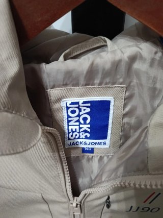 Cazadora Jack & Jones beige con capucha