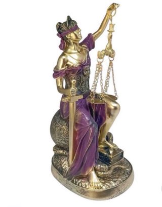 Estatua figura decorativa diosa de la justicia.