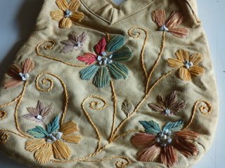 Bolso de mano con flores bordadas
