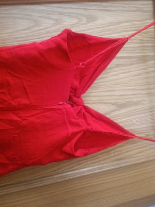 Vestido corto rojo con abertura en la parte de ade