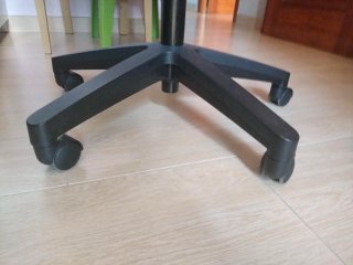 Silla de oficina ergonómica negra y blanca
