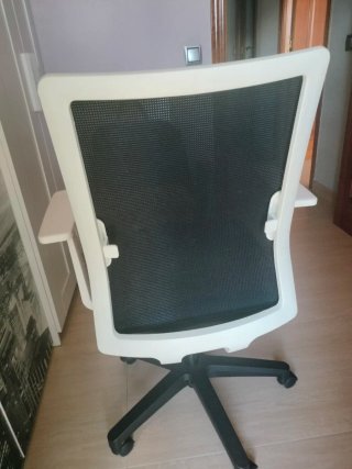 Silla de oficina ergonómica negra y blanca