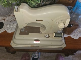 Máquina de coser antigua beige