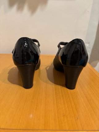 Zapatos de vestir negros tacón piel y charol