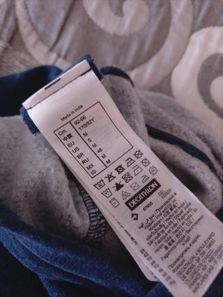 Sudadera azul con capucha y bolsillo