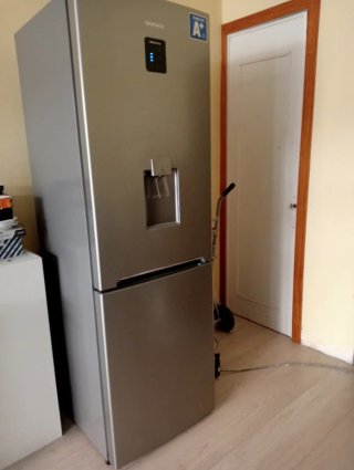 Nevera Daewoo plateada con dispensador