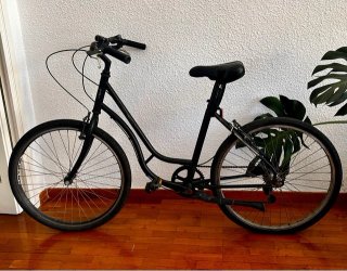 Bicicleta Negra con Candado y inflador