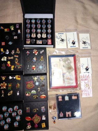 Colección de pins antiguos