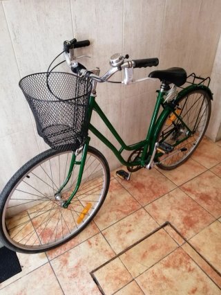 Bicicleta verde con candado