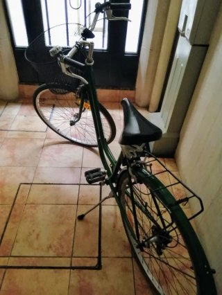 Bicicleta verde con candado