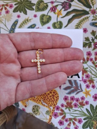 Charm Cruz Pandora Dorado y Plateado