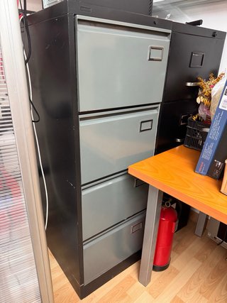 Armario madera y metal y otros muebles de oficina