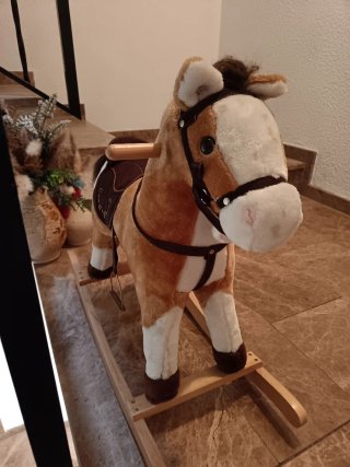 Caballito de peluche con balancín
