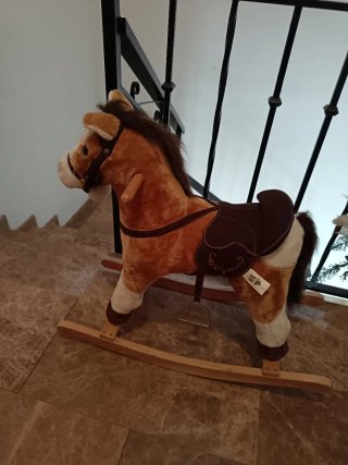 Caballito de peluche con balancín