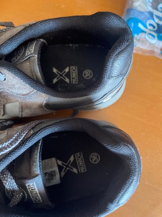 Zapatillas deportivas marrones y grises