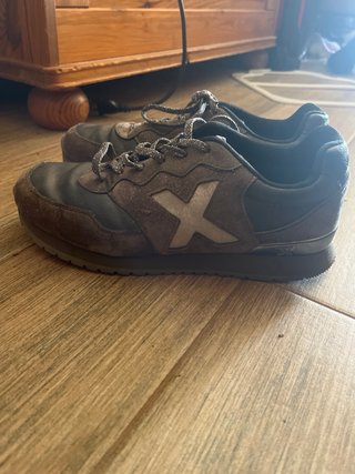 Zapatillas deportivas marrones y grises