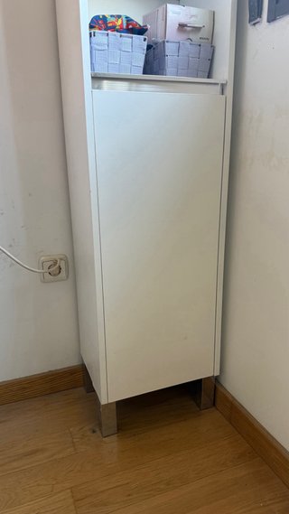 Estantería estrecha blanca