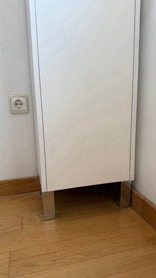 Estantería estrecha blanca