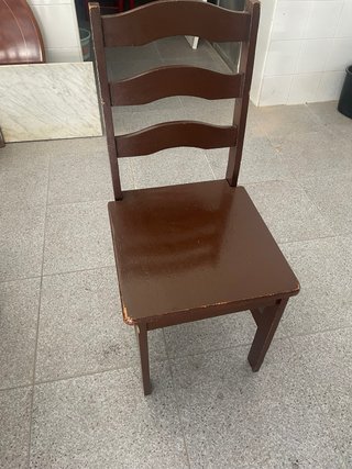 Silla de madera marrón
