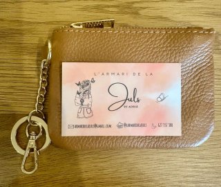 Monedero de piel marrón con anilla y mosquetón