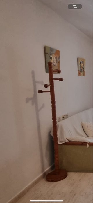 Perchero de pie de madera