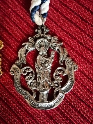 Lote 2 medallas religiosas con cordón